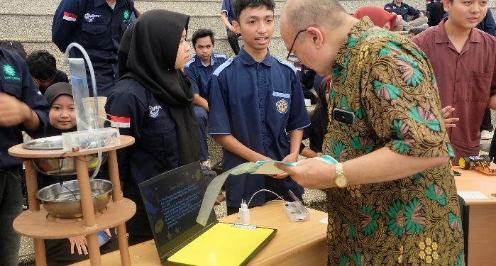 Mahasiswa Polinema menampilkan karya terbaik mereka dalam acara Workshop dan Pameran Teknologi Mahasiswa 2024. /Foto: Dok. Polinema.