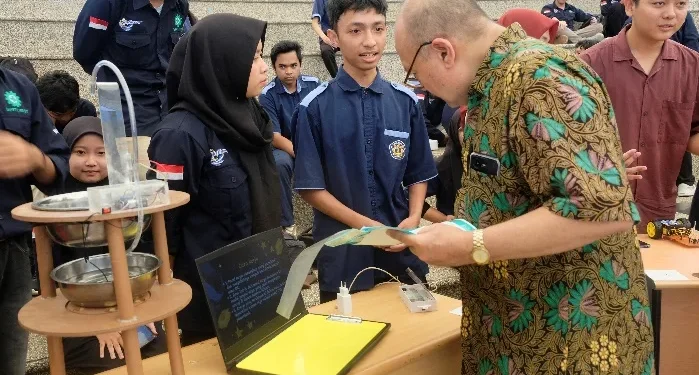 Mahasiswa Polinema menampilkan karya terbaik mereka dalam acara Workshop dan Pameran Teknologi Mahasiswa 2024. /Foto: Dok. Polinema.