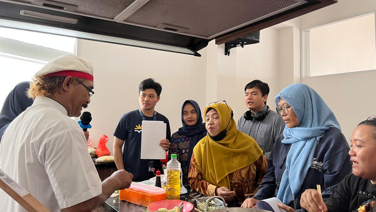 Para peserta antusias mengikuti kelas memasak dalam program Empower Academy di MCC. (Foto/do. for TM).