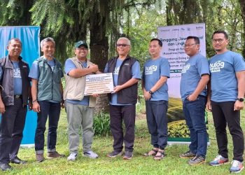 Aksi penanaman pohon di hulu Sungai Brantas oleh Bulog Malang guna berkontribuai menjaga mata air. Foto: Azmy