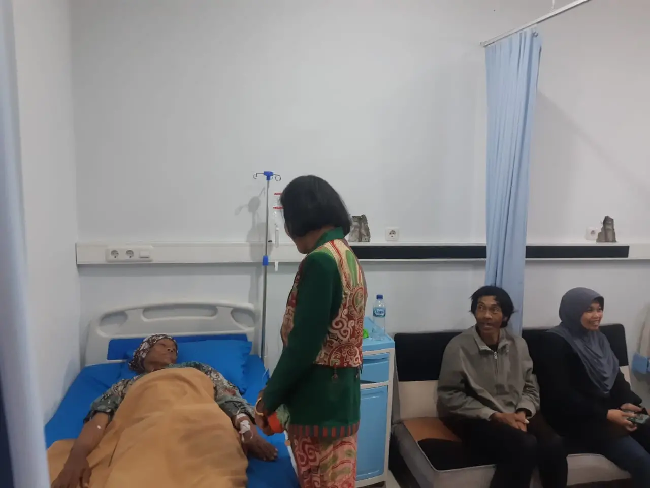 Asisten Pemerintahan dan Kesejahteraan Pemkot Malang, Ida Ayu Made Wahyuni, saat berbincang dengan pasien. Foto/M Sholeh