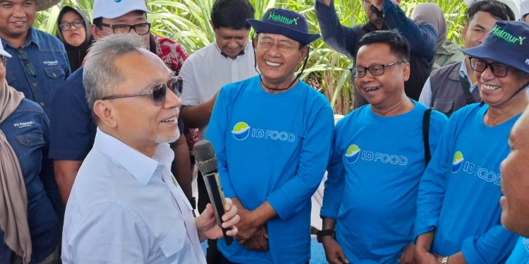 Menko Bidang Pangan, Zulkifli Hasan berdialog dengan petani tebu di Kabupaten Malang. Foto: Aisyah Nawangsari Putri