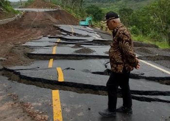 Bupati Malang Drs. H. M. Sanusi, MM, saat meninjau lokasi longsor di Jalur Lintas Selatan (JLS) di Jalur Kelok Sembilan Desa Sumberoto, Kecamatan Donomulyo. Foto/dok Prokopim Kabupaten Malang