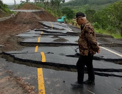Bupati Malang Drs. H. M. Sanusi, MM, saat meninjau lokasi longsor di Jalur Lintas Selatan (JLS) di Jalur Kelok Sembilan Desa Sumberoto, Kecamatan Donomulyo. Foto/dok Prokopim Kabupaten Malang