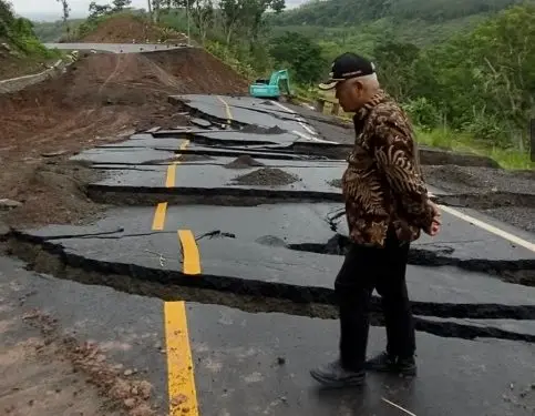 Bupati Malang Drs. H. M. Sanusi, MM, saat meninjau lokasi longsor di Jalur Lintas Selatan (JLS) di Jalur Kelok Sembilan Desa Sumberoto, Kecamatan Donomulyo. Foto/dok Prokopim Kabupaten Malang