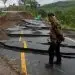 Bupati Malang Drs. H. M. Sanusi, MM, saat meninjau lokasi longsor di Jalur Lintas Selatan (JLS) di Jalur Kelok Sembilan Desa Sumberoto, Kecamatan Donomulyo. Foto/dok Prokopim Kabupaten Malang