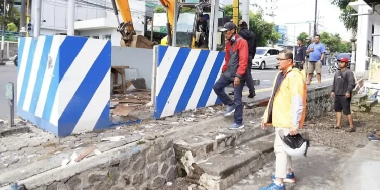 Pembongkaran pos Polisi di Kota Batu