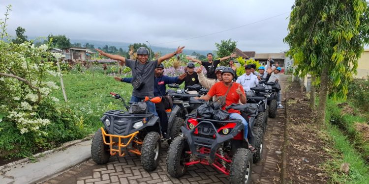 Sensasi berwisata dengan menunggangi mobil ATV berkeliling ke sejumlah tempat wisata di Desa Bulukerto Kota Batu. Foto: Azmy