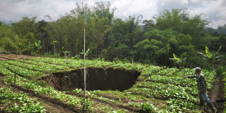 Tambang batu ilegal di Kota Batu