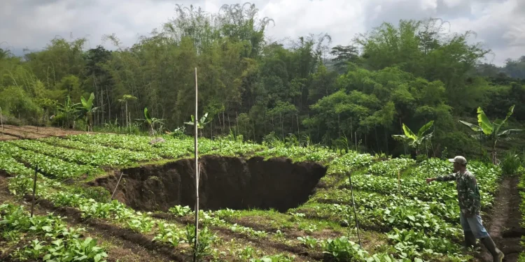 Tambang batu ilegal di Kota Batu