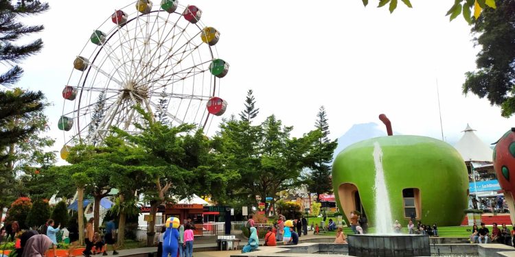 Bianglala Alun-Alun Kota Batu