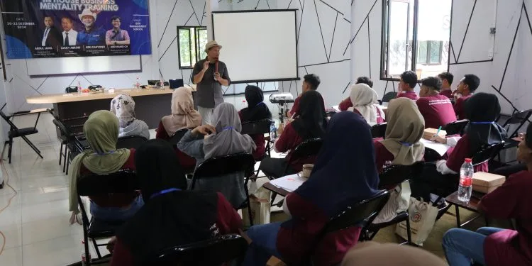 Sam HC saat memberikan materi (dok kampus desa indonesia)