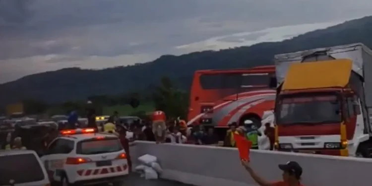 Kecelakaan bus vs truk di Tol Lawang-Malang