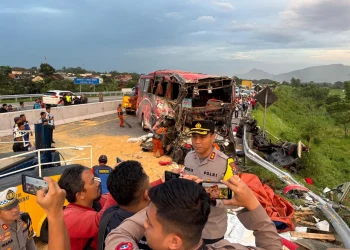 Kecelakaan bus vs truk di tol Lawang