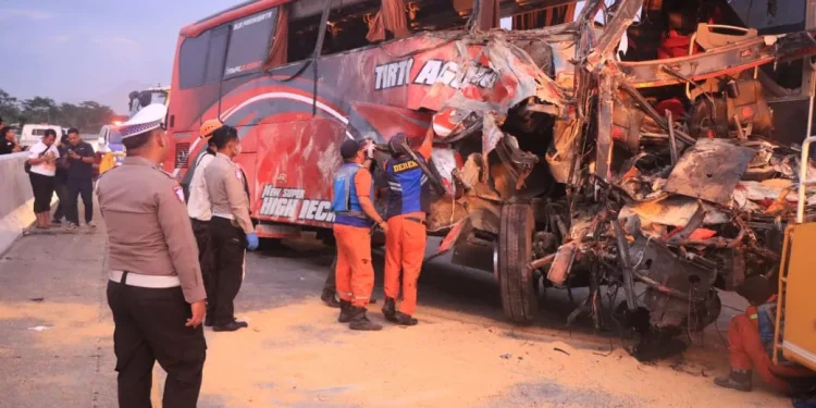 Petugas saat melakukan evakuasi dan olah TKP kecelakaan di Tol Pandaan - Malang. Foto: Polres Malang