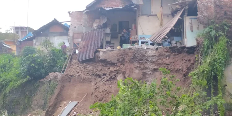 Penampakan rumah warga ambrol setelah sungai meluap.
