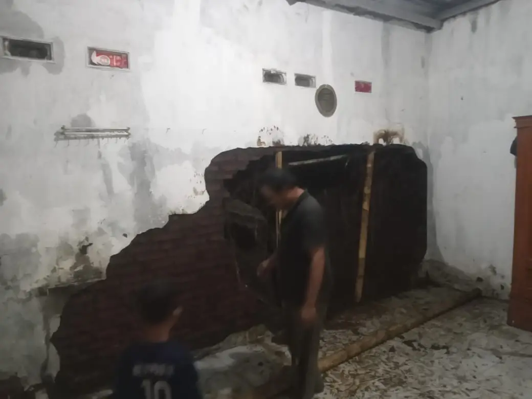 Tembok rumah warga roboh.