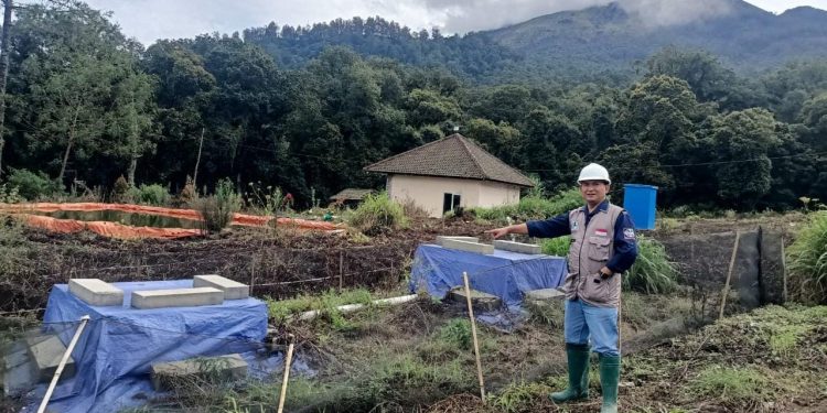 Prof. Sukir menunjukjan lokasi MAGDAS di Lab. UB Cangar. Foto: Istimewa