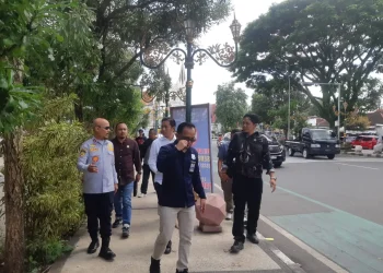 Komisi C DPRD Kota Malang bersama Dishub Kota Malang meninjau penerapan parkir satu sisi di kawasan Kayutangan. (Foto/M Sholeh)