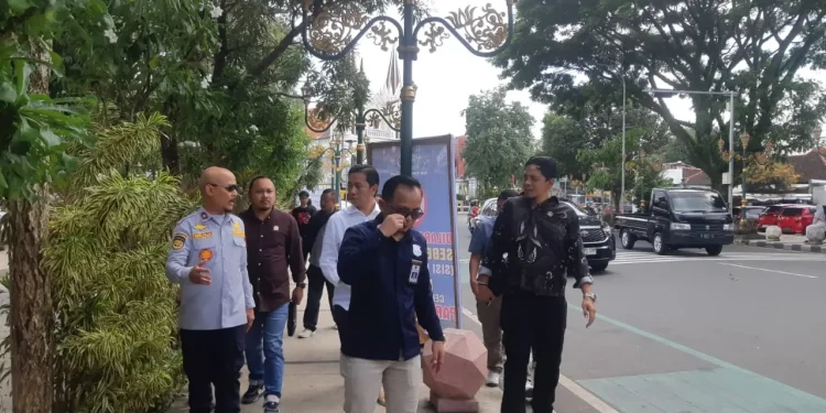 Komisi C DPRD Kota Malang bersama Dishub Kota Malang meninjau penerapan parkir satu sisi di kawasan Kayutangan. (Foto/M Sholeh)