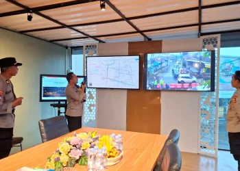 Kapolres Batu AKBP Andi Yudha saat memonitor pergerakan arus lalu lintas di Kota Batu jelang Natal. Foto: Azmy