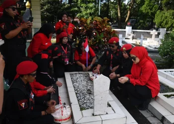 DPC PDI Perjuangan Kota Malang dan para driver ojol perempuan melakukan ziarah di TMP Untung Suropati Kota Malang. (Foto/M Sholeh)