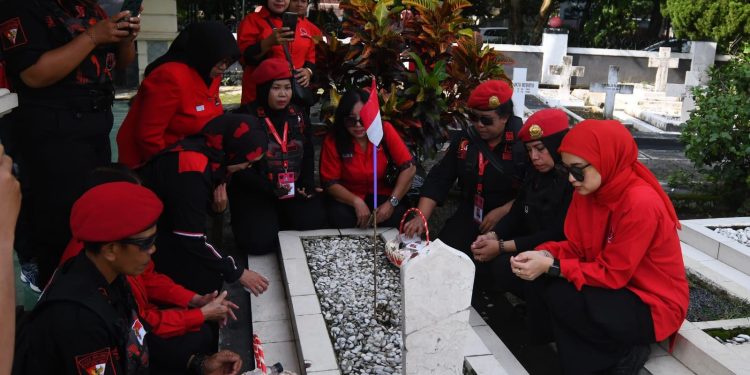 DPC PDI Perjuangan Kota Malang dan para driver ojol perempuan melakukan ziarah di TMP Untung Suropati Kota Malang. (Foto/M Sholeh)