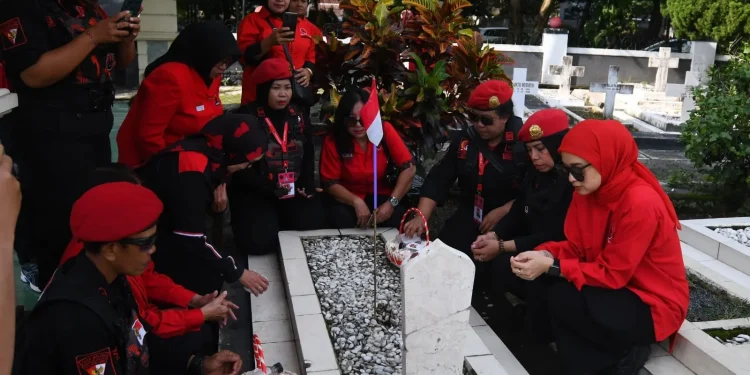 DPC PDI Perjuangan Kota Malang dan para driver ojol perempuan melakukan ziarah di TMP Untung Suropati Kota Malang. (Foto/M Sholeh)