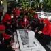 DPC PDI Perjuangan Kota Malang dan para driver ojol perempuan melakukan ziarah di TMP Untung Suropati Kota Malang. (Foto/M Sholeh)