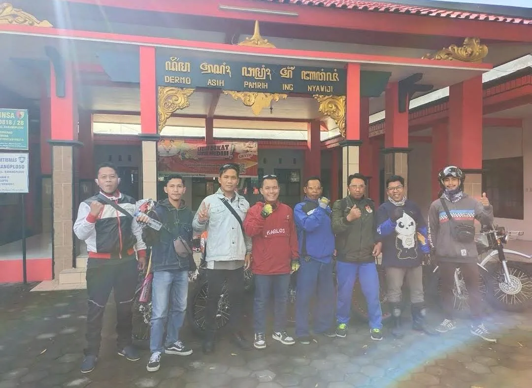 Kepala Desa Kepuharjo, Khamim (baju merah), bersama para perangkat desa. Foto/dok for TM