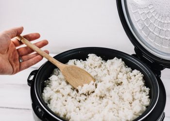 Memasak nasi di kos untuk menghemat biaya. Foto/Freepik
