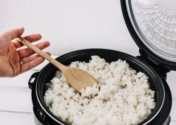 Memasak nasi di kos untuk menghemat biaya. Foto/Freepik