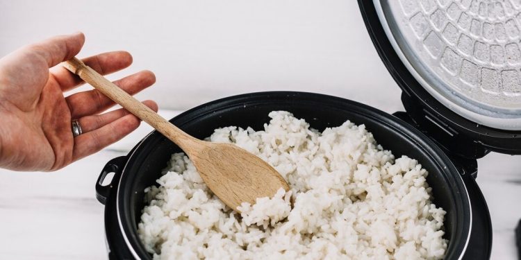 Memasak nasi di kos untuk menghemat biaya. Foto/Freepik