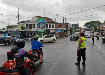 Kepadatan arus lalu lintas yang di Simpang Pendem Kota Batu. Foto: Azmy