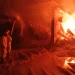 Petugas melakukan pemadaman di gudang serbuk kayu yang terbakar. Foto: Damkar Kabupaten Malang