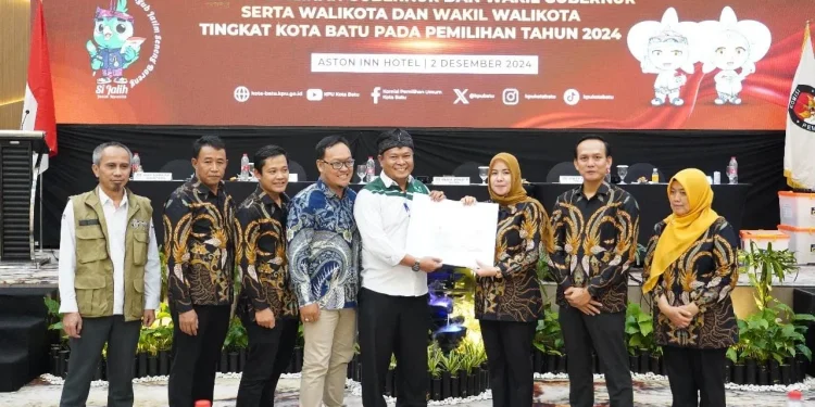 Proses rekapitulasi hasil perhitungan suara Pilkada Kota Batu 2024. Foto: KPU Kota Batu