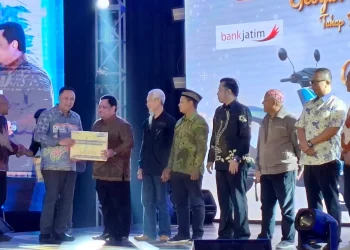 Pj Walikota Malang, Iwan Kurniawan memberi apreasiasi pada kelurahan yang mencapai target PBB. Foto: Aisyah Nawangsari Putri