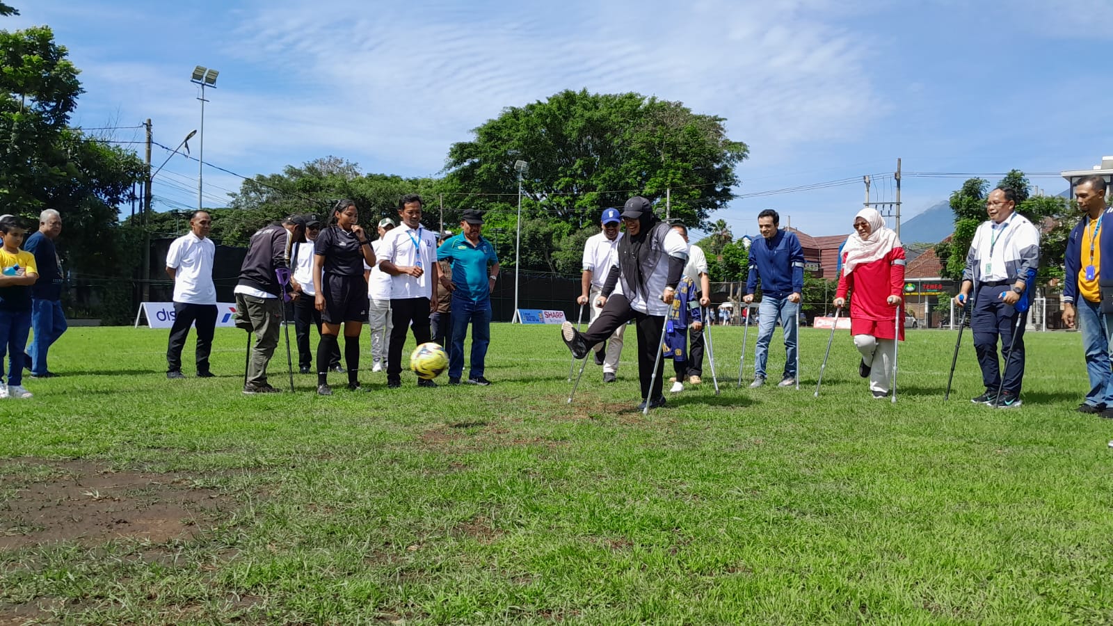 Tendangan simbolik dimulainyai turnamen sepak bola amputasi Piala Menpora 2024 di lapangan luar Stadion Gajayana, Kota Malang./Foto: Tugumalang.id/Bagus Rachmad Saputra.