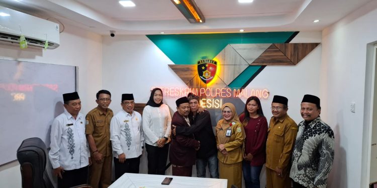 Guru Rupian dan orang tua siswa (tengah) sepakat berdamai. Foto: Aisyah Nawangsari Putri