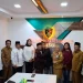 Guru Rupian dan orang tua siswa (tengah) sepakat berdamai. Foto: Aisyah Nawangsari Putri