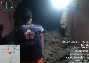 Petugas meninjau rumah yang tertimpa tanah longsor di Jabung. Foto: BPBD Kabupaten Malang