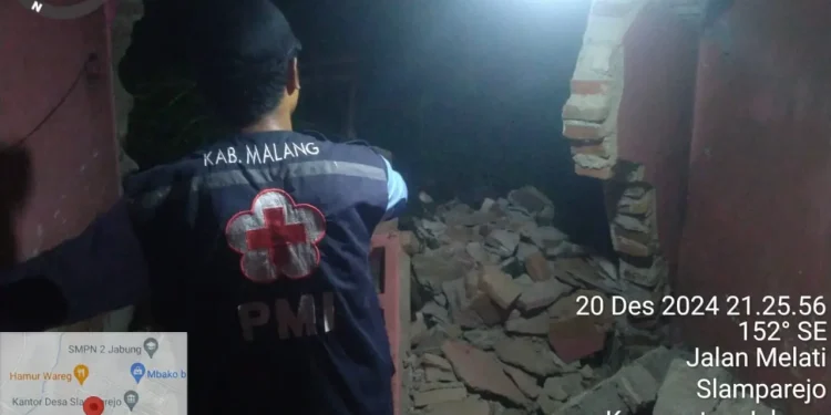 Petugas meninjau rumah yang tertimpa tanah longsor di Jabung. Foto: BPBD Kabupaten Malang