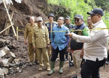 Pj Wali Kota Batu Aries Agung Paewai saat meninjau lokasi aktivitas tambang batu ilegal yang memunculkan lubang besar. Foto: Prokopim KWB