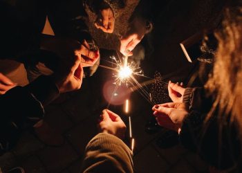 Aktivitas hits rayakan tahun baru bersama teman-teman. Foto/Pinterest.Klara Elfrida.