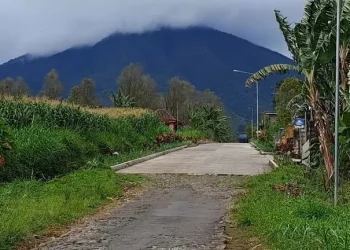 Jalan di Desa Balesari yang dulunya rusak, kini mulus dan lebar. Foto: Aisyah Nawangsari Putri