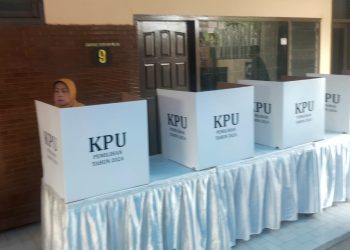 Ilustrasi masyarakat menyalurkan hak pilihnya di bilik suara TPS. (Foto/M Sholeh)