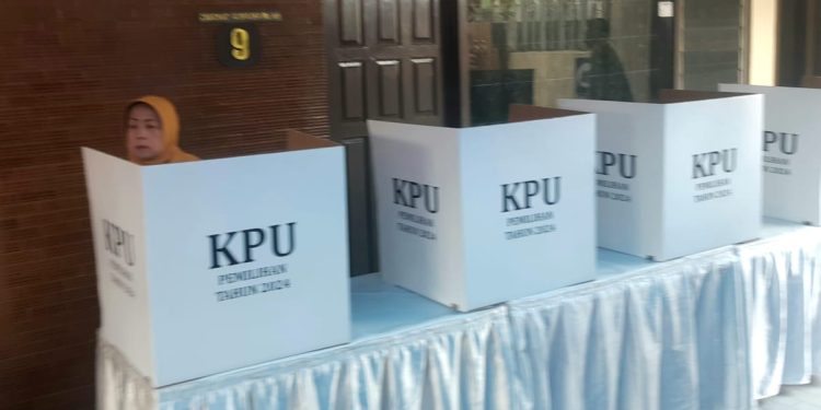Ilustrasi masyarakat menyalurkan hak pilihnya di bilik suara TPS. (Foto/M Sholeh)