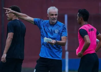 Pelatih Arema FC, Joel Cornelli segera evaluasi penampilan lini pertahanan tim. /Foto: Instagram @aremafcofficial.