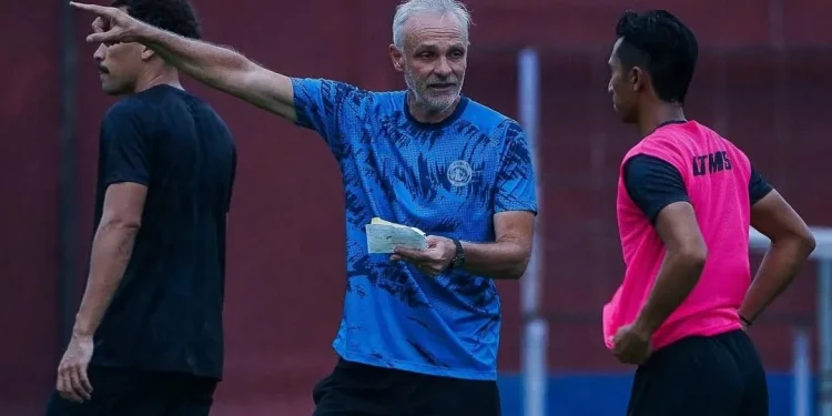 Pelatih Arema FC, Joel Cornelli segera evaluasi penampilan lini pertahanan tim. /Foto: Instagram @aremafcofficial.