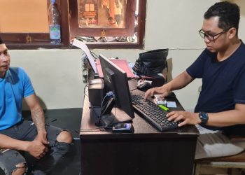 Terduga pelaku pembacokan, Agus Junaedi saat dimintai keterangan oleh polisi. Foto: Polsek Karangploso